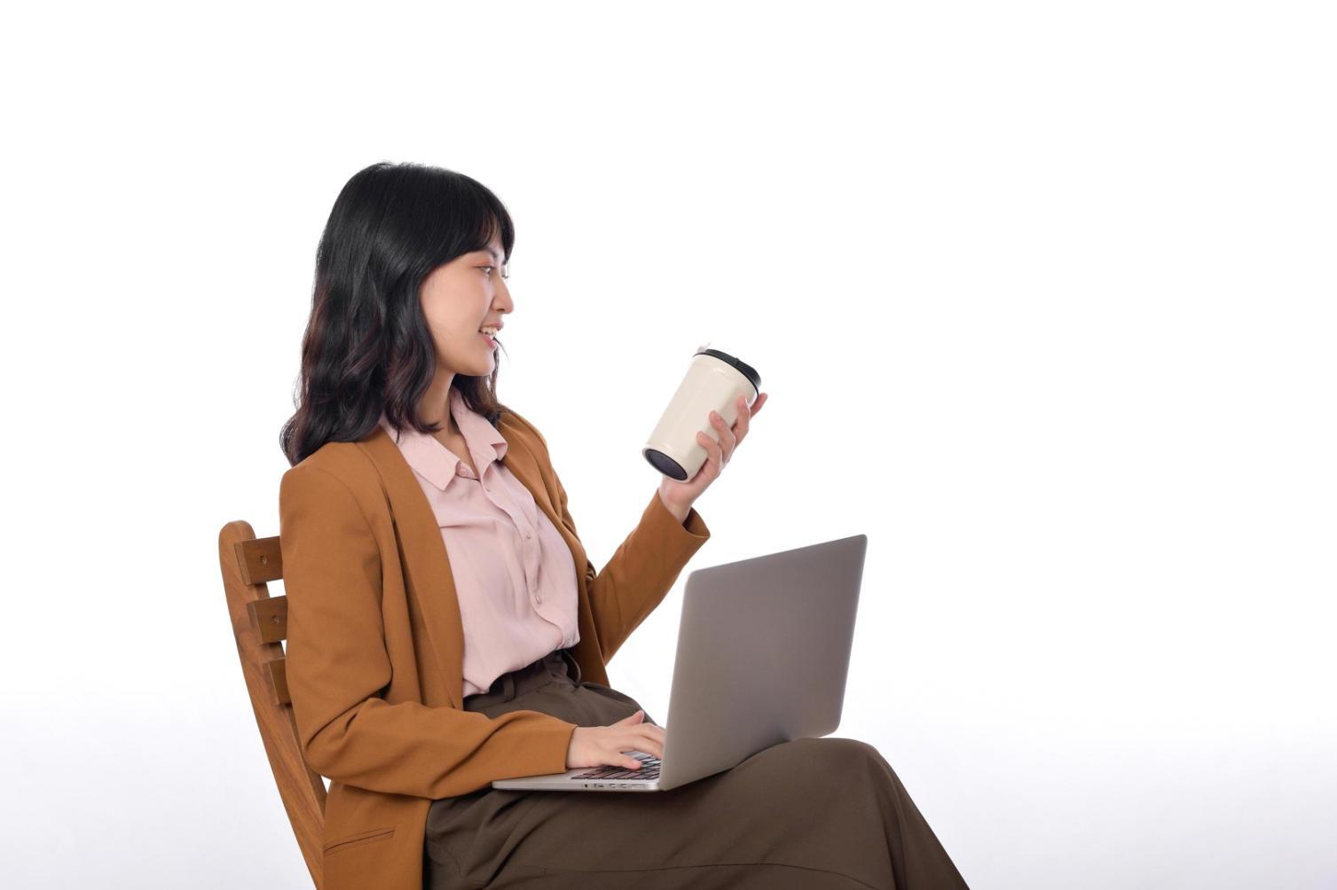 Profesional revisando datos financieros en oficina moderna